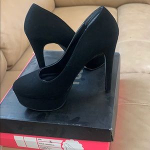 Black Platform Pumps. Faux Suede.